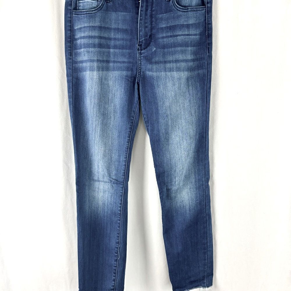 Fashion Nova Medium Blue Denim Capris size 9  28”x25”